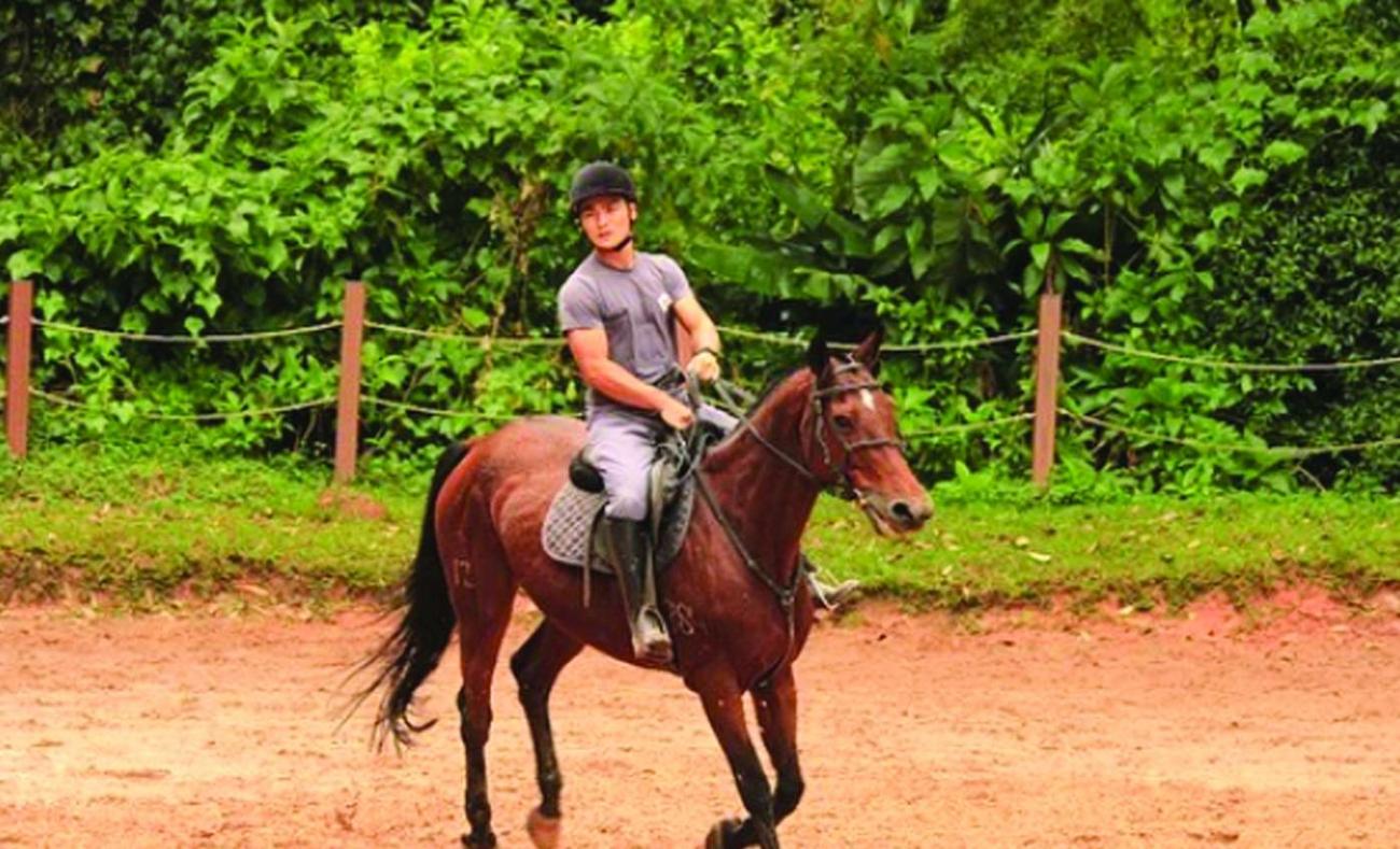 Alunos oficiais da Academia de Polícia Militar do Barro Branco passam por último avaliação de cavalaria