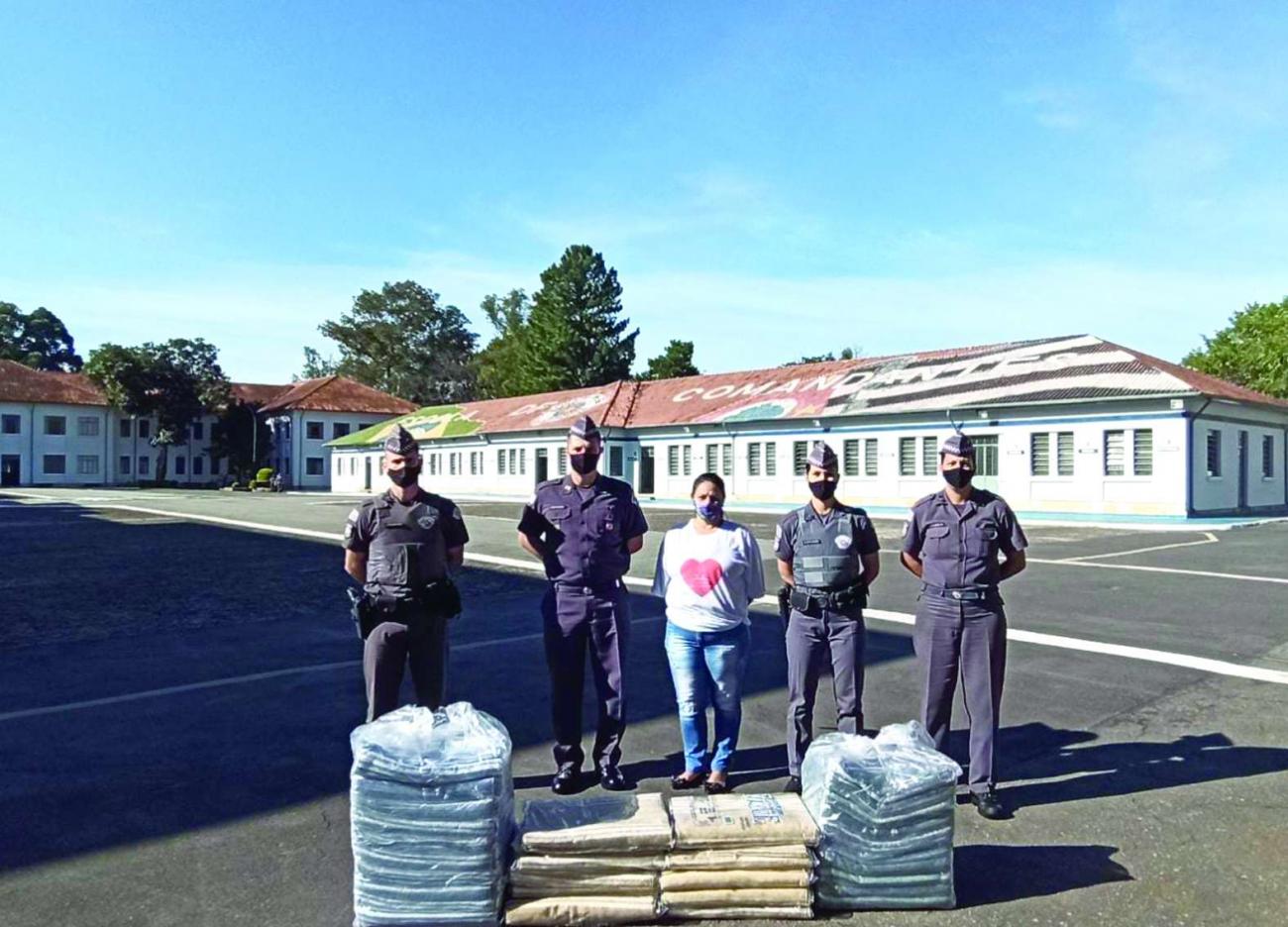 Cadetes arrecadam mantimentos e distribuem para entidades que atendem crianças e idosos em São Paulo