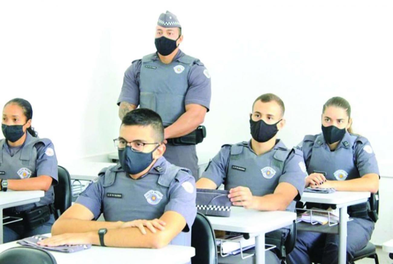 Cadetes da turma mais antiga da Academia do Barro Branco ministram instrução aos cadetes da turma mais moderna.