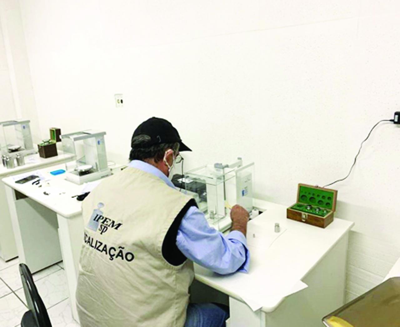 Ipem-SP verifica pesos padrão para indústria e oficinas de manutenção de balanças na Zona Norte da Capital