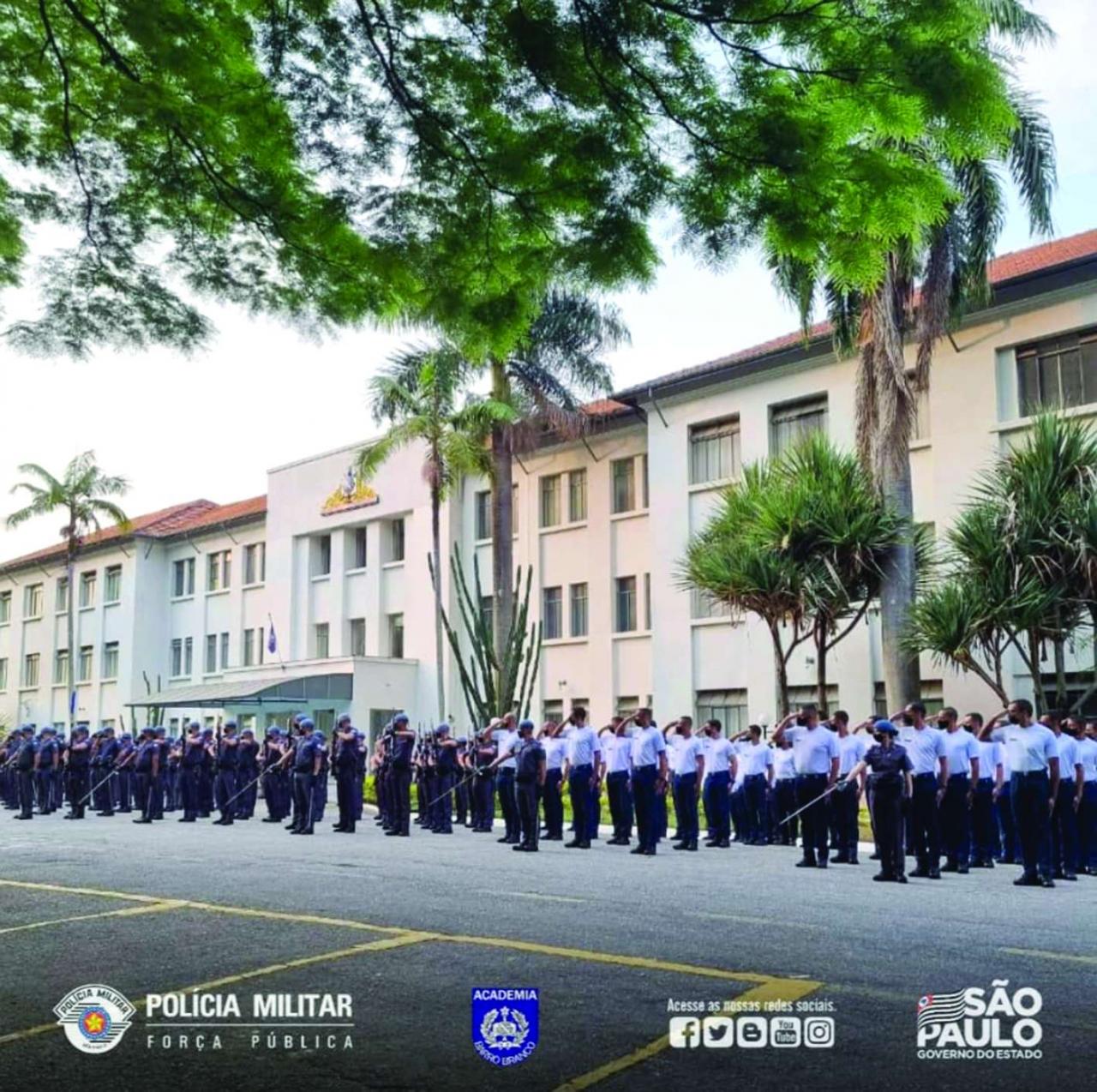Alunos do primeiro ano desfilam junto ao Corpo de Cadetes da Escola de Oficiais