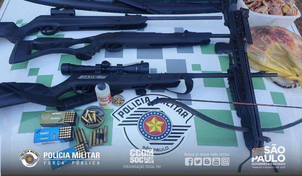 Polícia Ambiental encontra armas, munições e carnes de animais silvestres