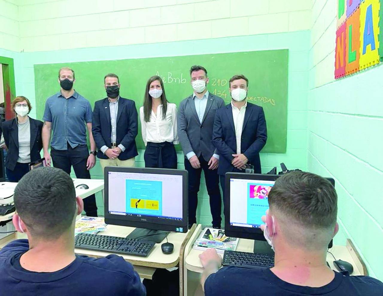 Diretor do Escritório do Québec em SP conhece projeto de inclusão digital da Fundação CASA