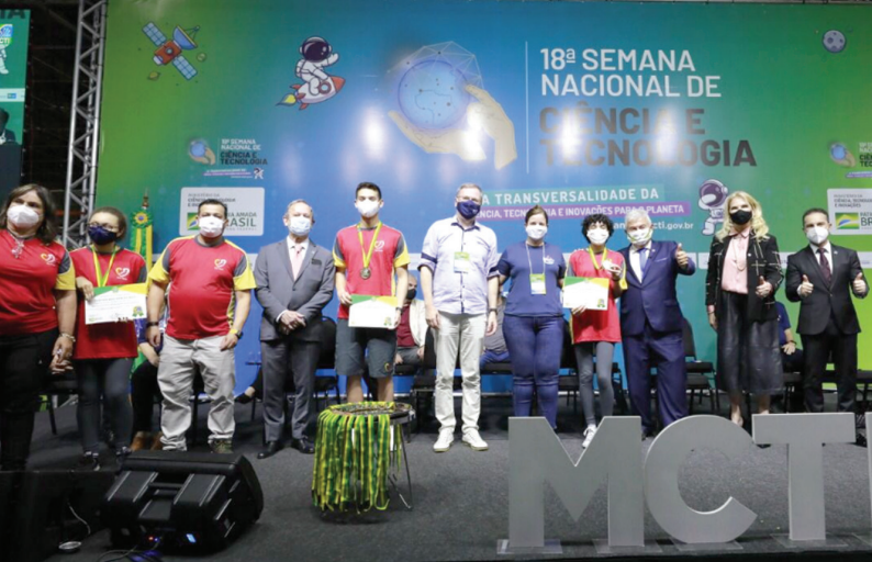 Alunos do Colégio Amorim recebem premiação em Brasília.