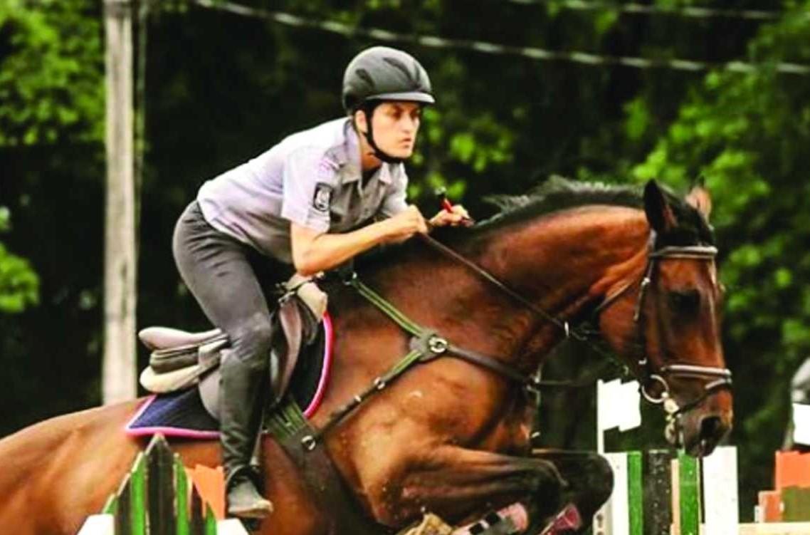 Oficial da Academia de Polícia Militar do Barro Branco participa  competição hípica