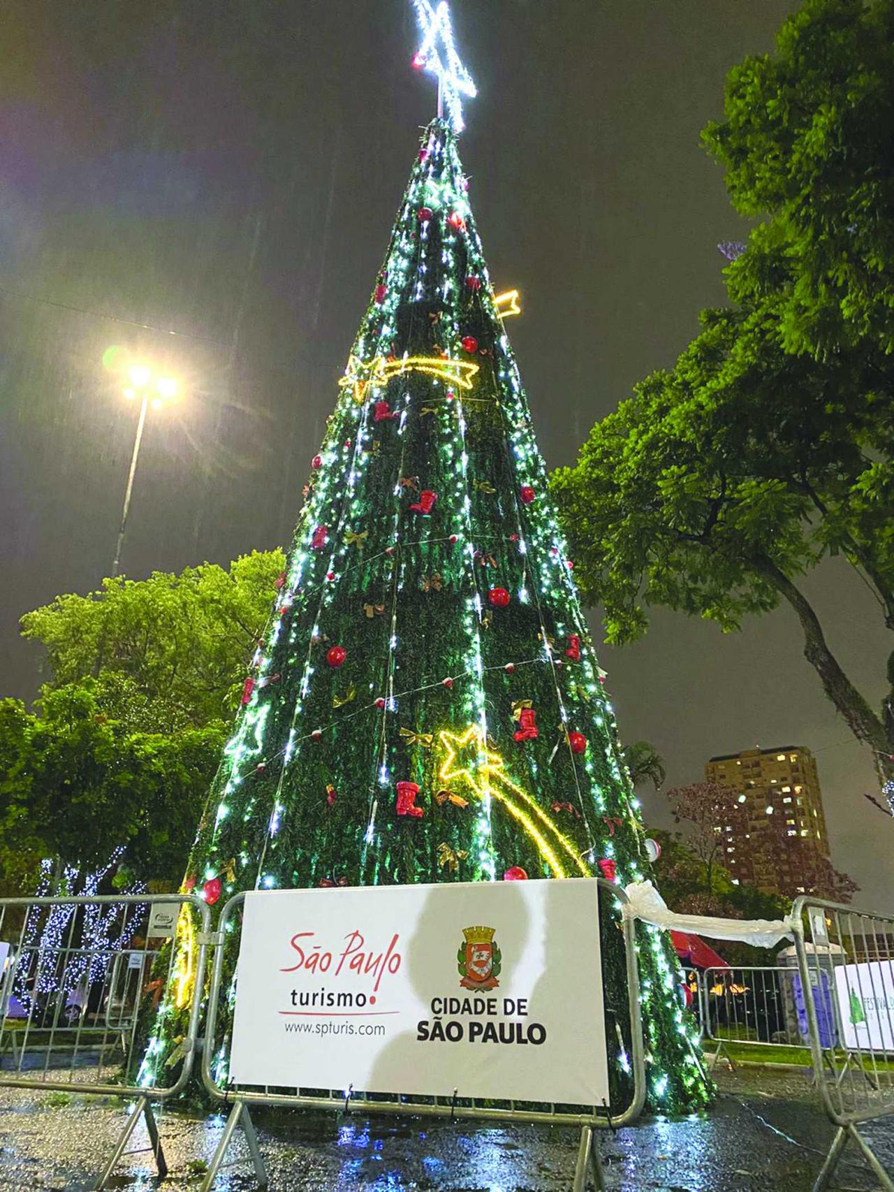 Pela primeira vez árvore de natal é montada na Praça Heróis da FEB -  Semanário ZN