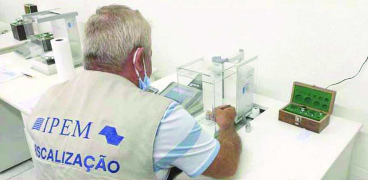 Ipem-SP verifica pesos padrão para indústria e oficinas de manutenção de balanças na zona norte da capital