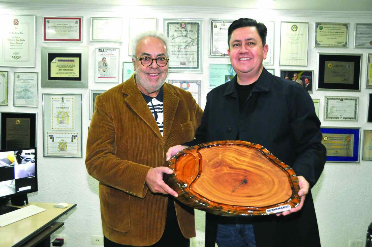 Presidente da COHAB, Alex Peixe visita a sede do Semanário e é homenageado pelo diretor João Carlos Dias