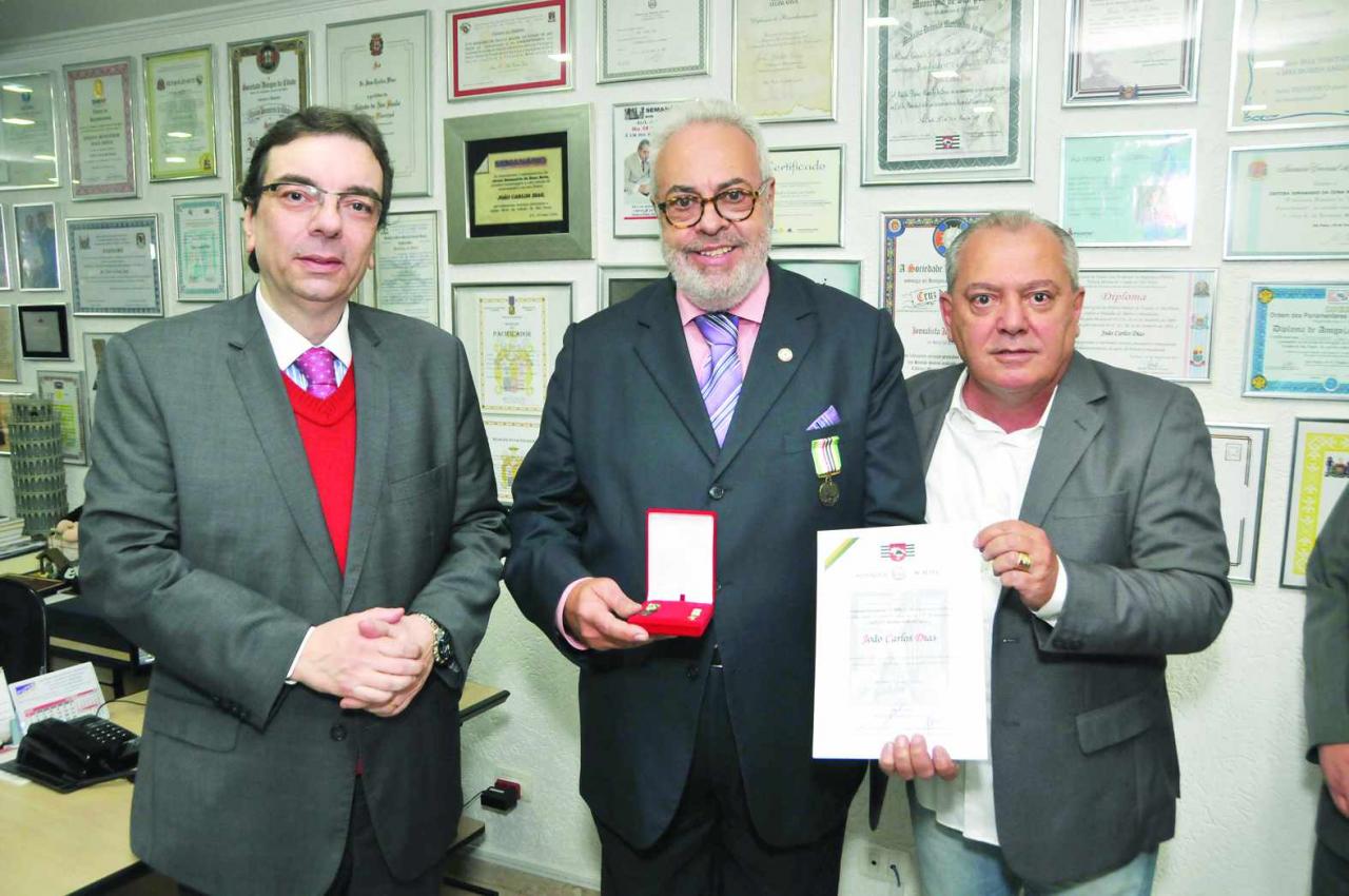 Sociedade Veteranos de 32 presta homenagem ao diretor do Semanário da Zona Norte