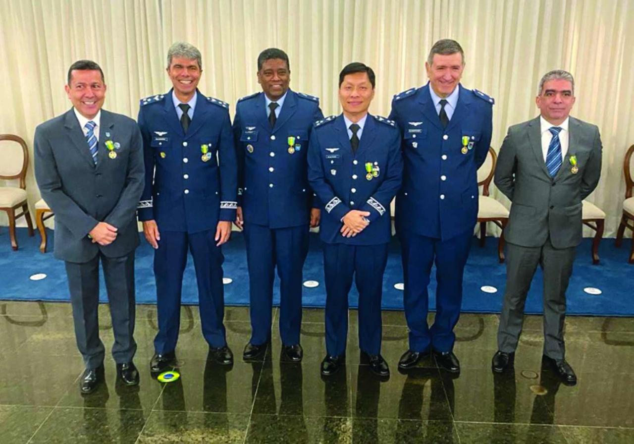 Ministério da Defesa concede Medalha Militar de Ouro ao brigadeiro int. Alcides Roberto Nunes