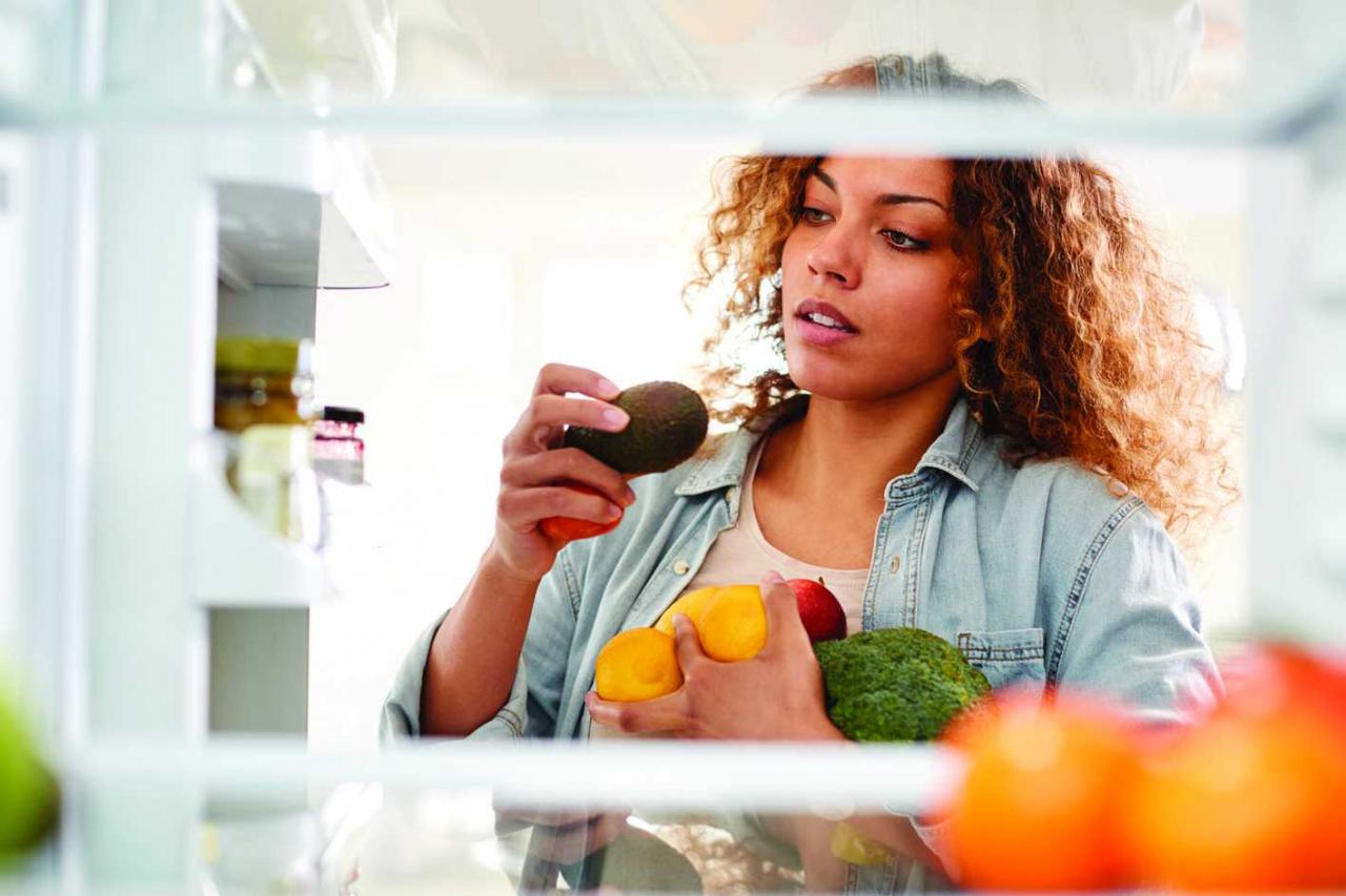 Nutricionista ensina quais alimentos vão dentro e fora da geladeira