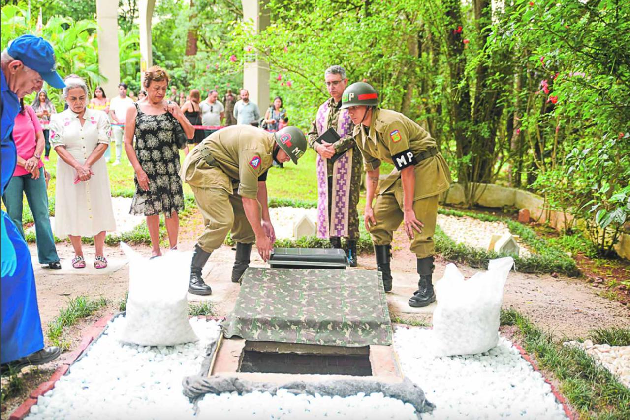 CMSE presta homenagem a Pracinha no Mausoléu da FEB