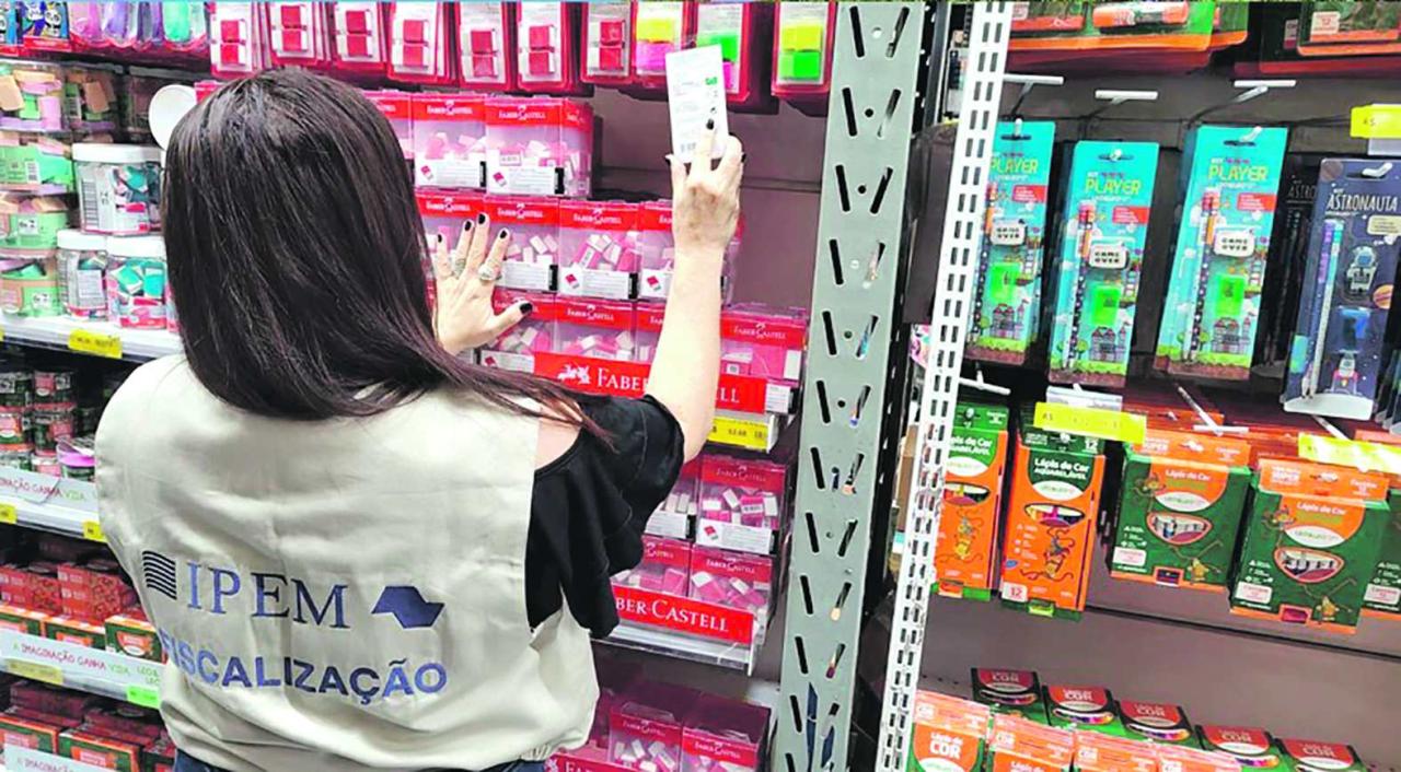 Ipem-SP verifica material escolar durante operação 