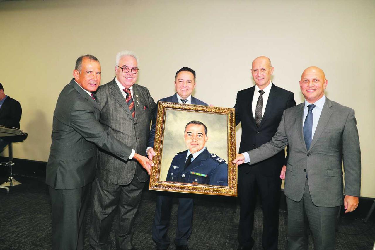 Semanário da Zona Norte presta homenagem ao major-brigadeiro Elvis e ao general Hiroshi