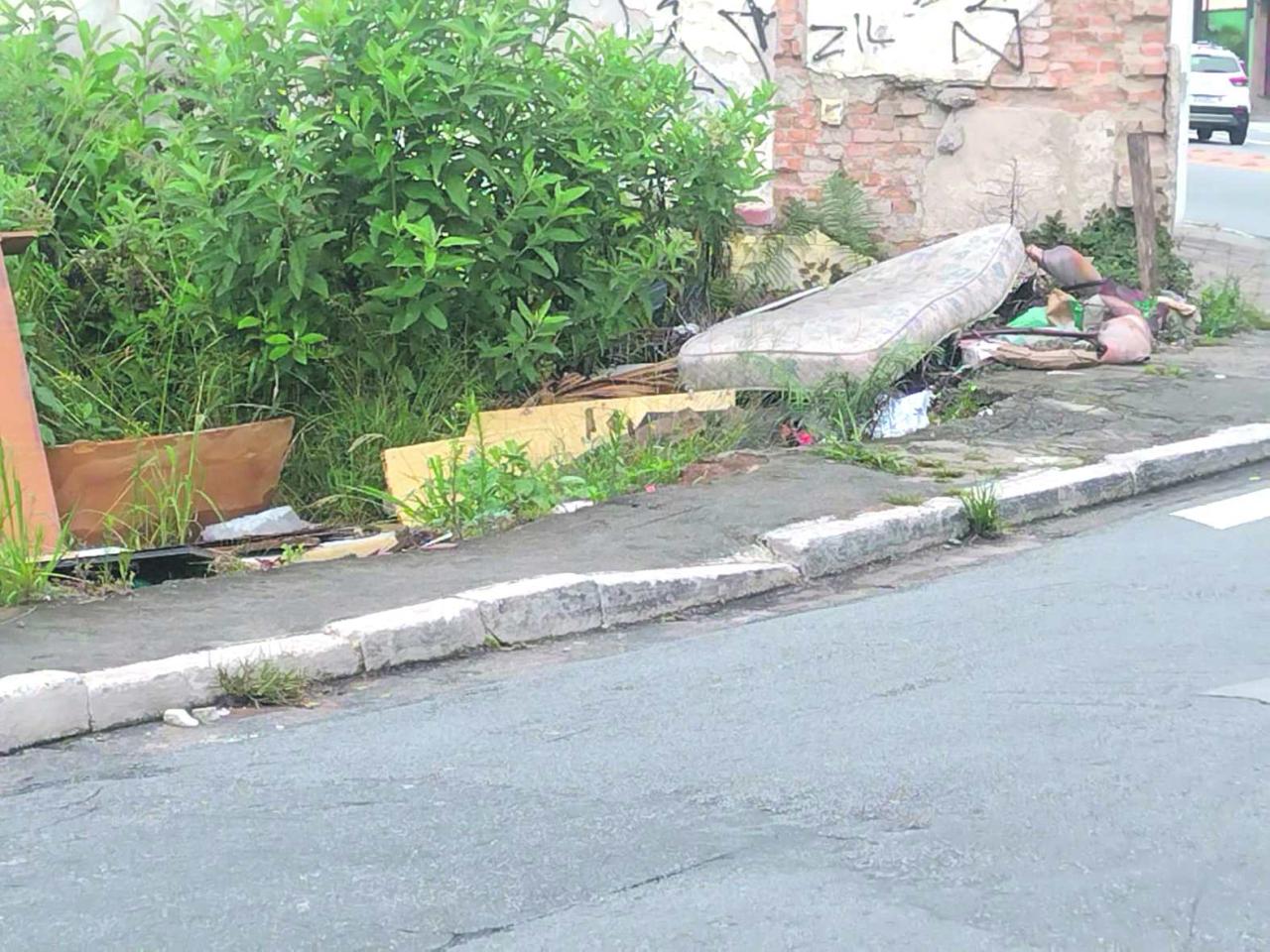 Terreno baldio preocupa moradores da Vila Guilherme