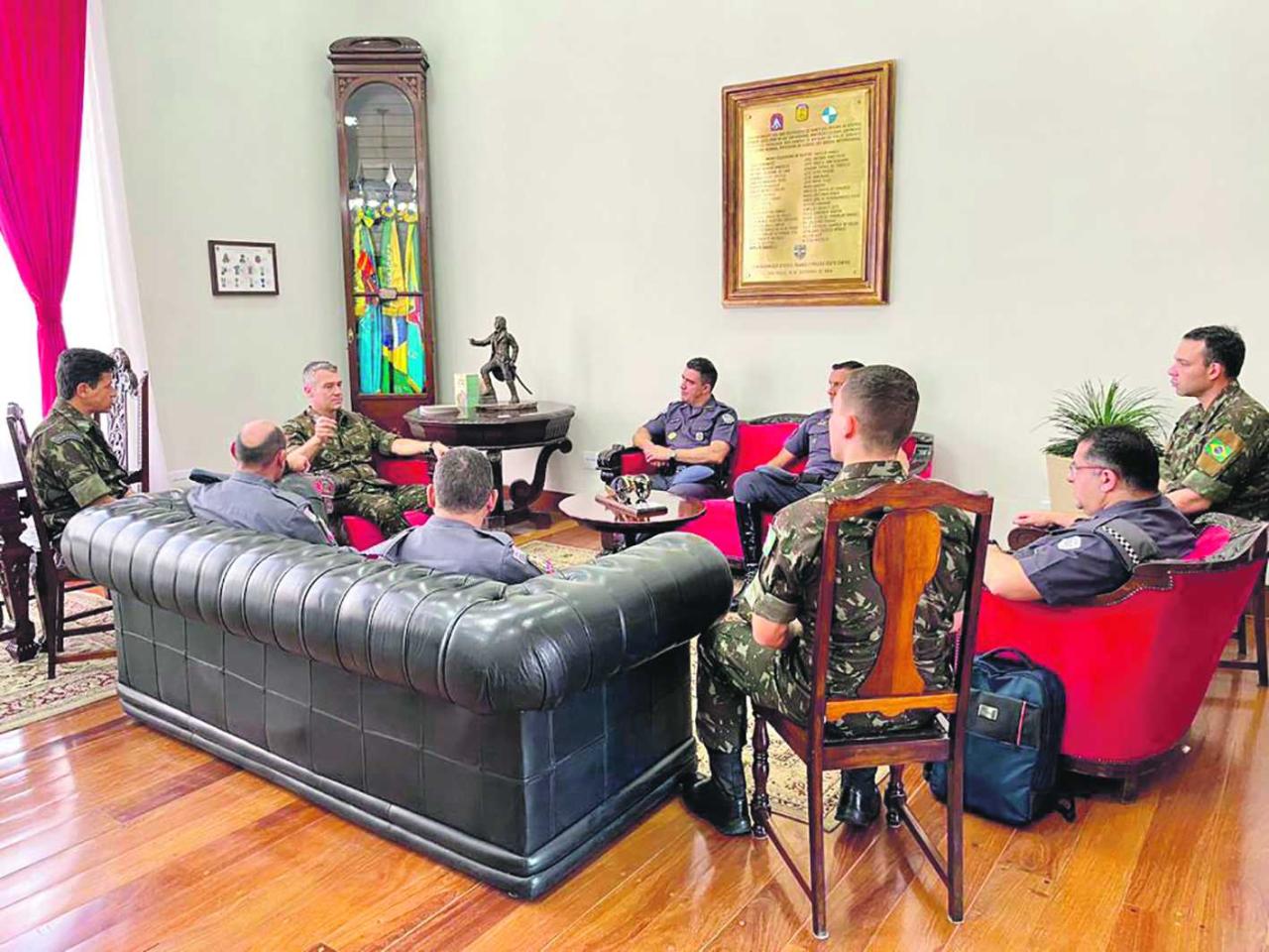 Exército e Polícia Militar estreitam relações institucionais