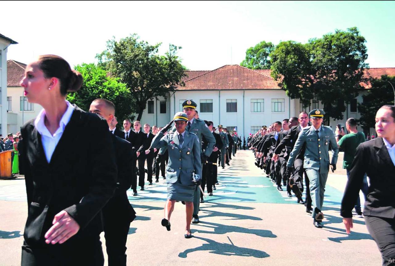Novos alunos abrem os portões da Escola de Oficiais