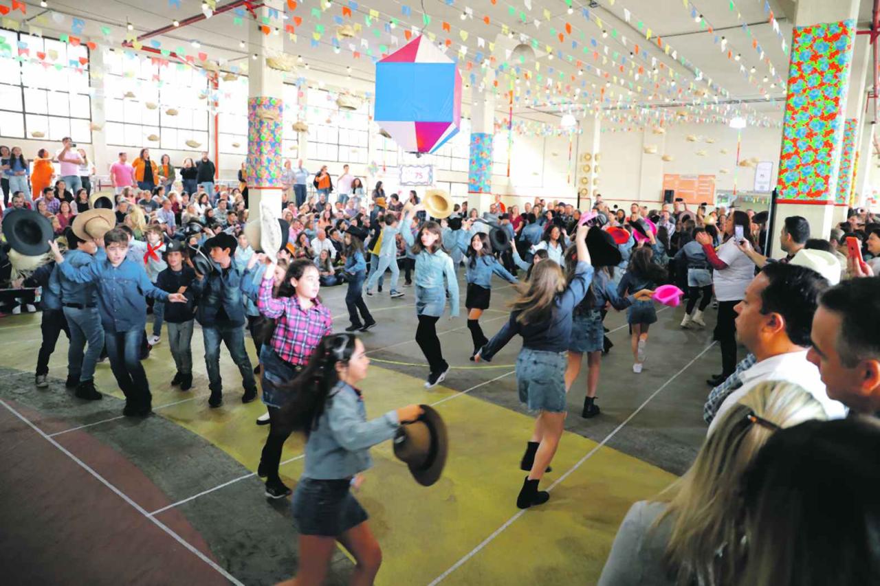 Festa Junina do Colégio Jardim São Paulo reúne pais, alunos e direção