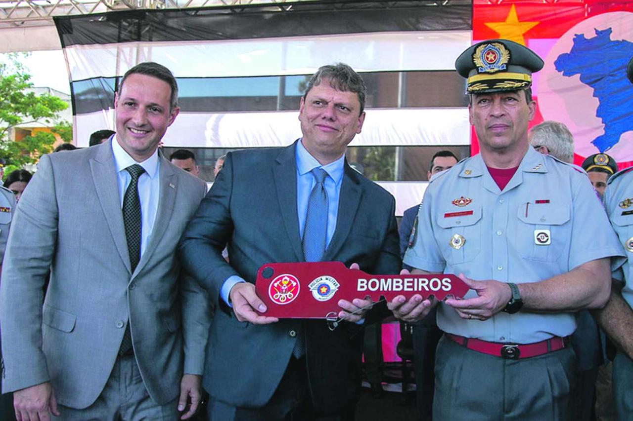 Governo de SP entrega 61 viaturas durante formatura de oficiais bombeiros em Franco da Rocha