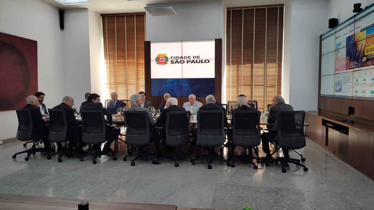 Prefeito de São Paulo recebe grupo expressivo da Academia Paulista de Letras