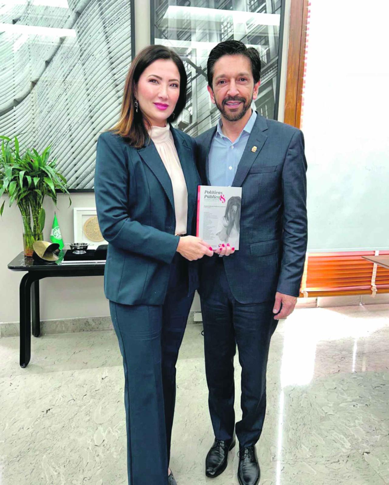 Delegada Raquel Gallinati entrega exemplar de seu livro sobre políticas públicas