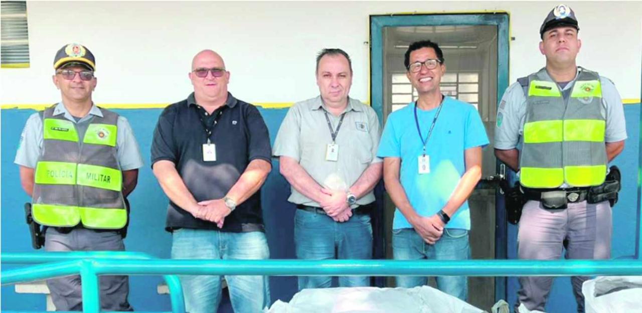 Equipe do Policiamento Rodoviário e representantes da Concessionária Ab Colinas promovem entrega de entrega de donativos da Campanha do Agasalho