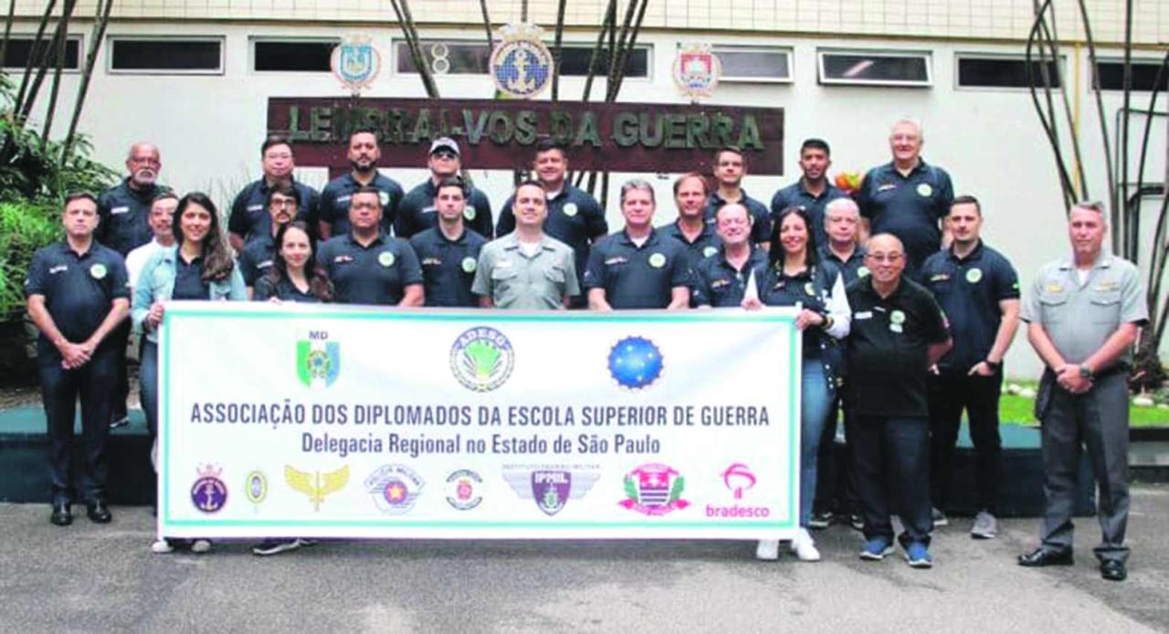 Escola de Guerra Naval recebe a visita de 25 alunos estagiários do 66º Curso de Estudos de Política e Estratégia da Associação de Diplomados da