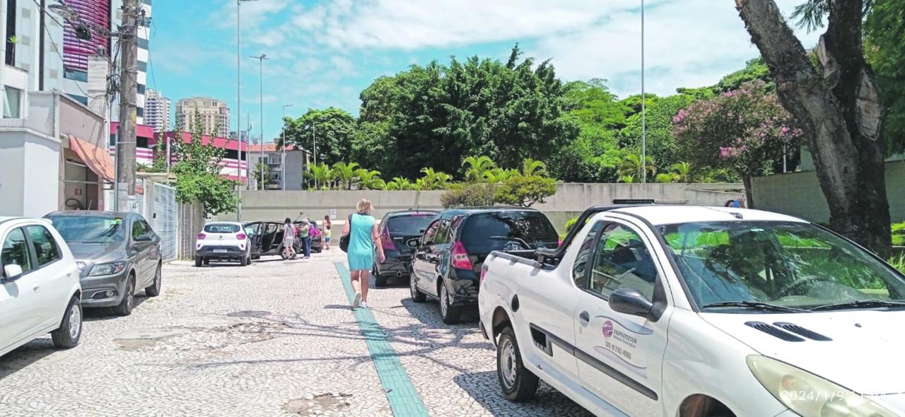 Carros invadem a praça da Estação Jardim São Paulo