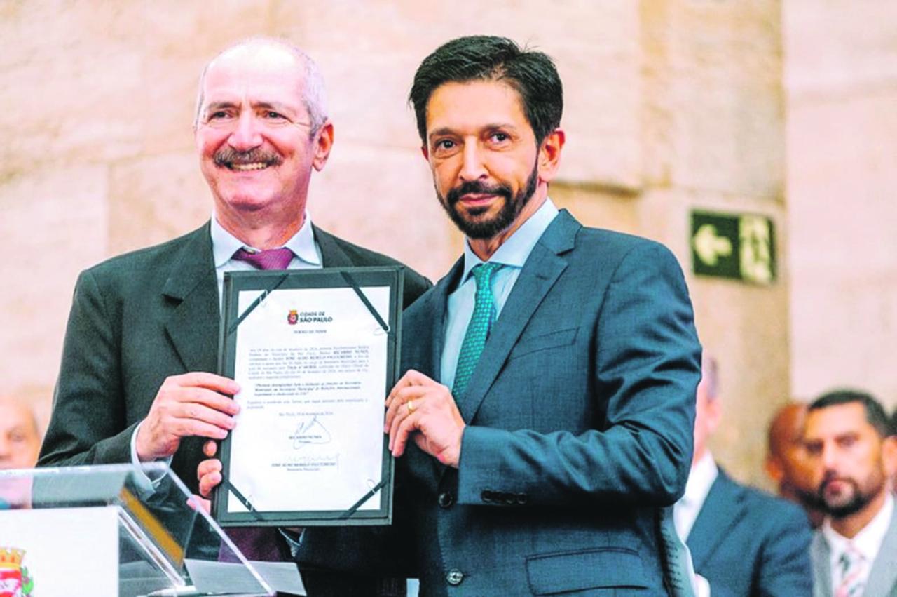 Prefeito dá posse aos secretários de Relações Internacionais e de Mudanças Climáticas em cerimônia repleta de autoridades
