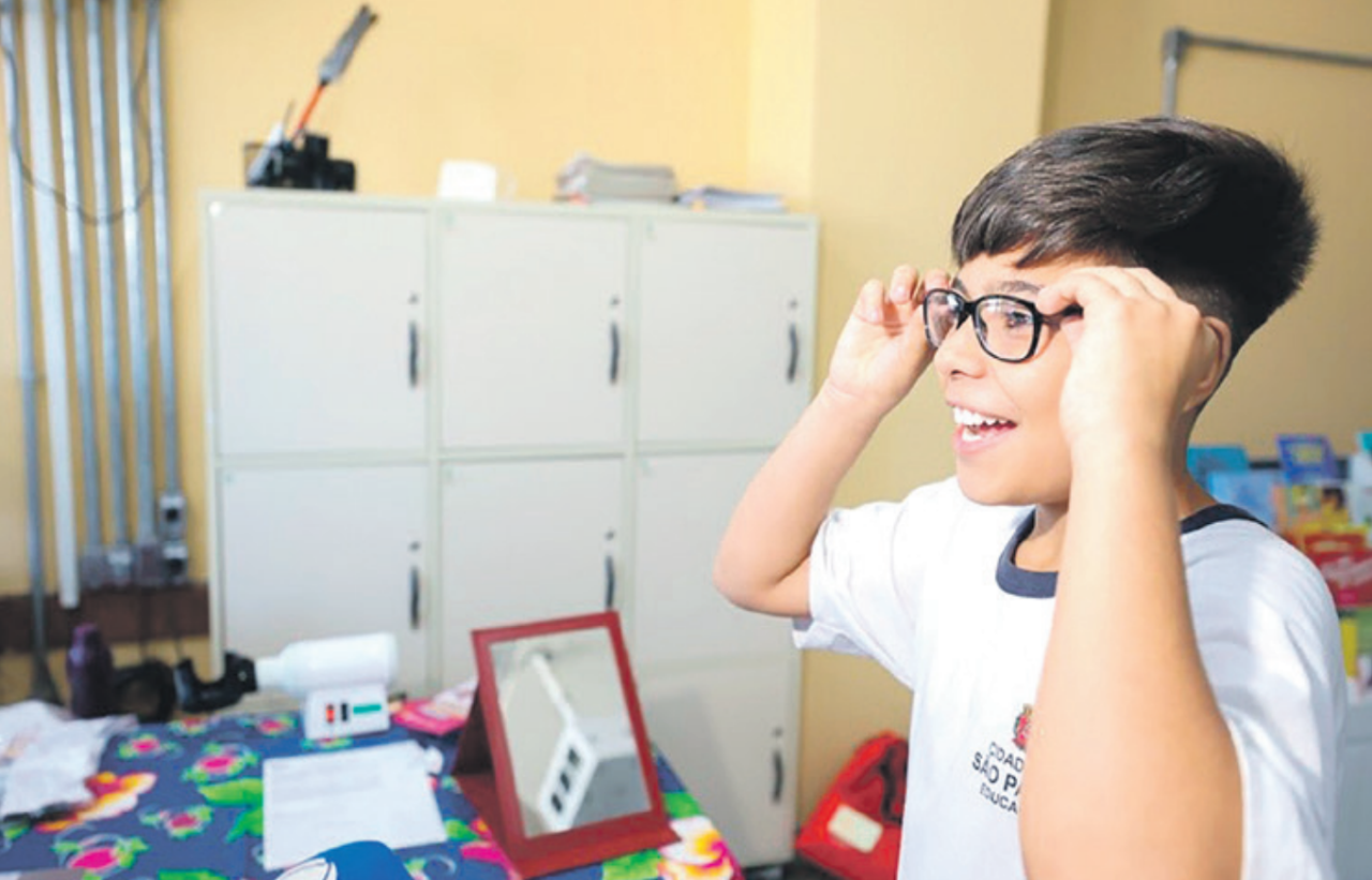 Prefeitura entrega milhares de óculos para alunos da rede municipal e combate a evasão escolar