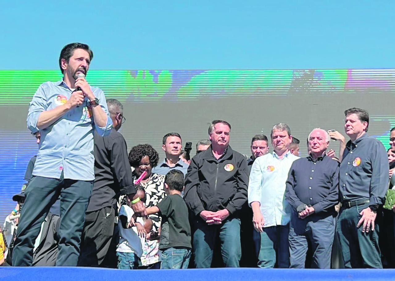 Nunes lança candidatura de frente ampla democrática em evento com 20 mil pessoas