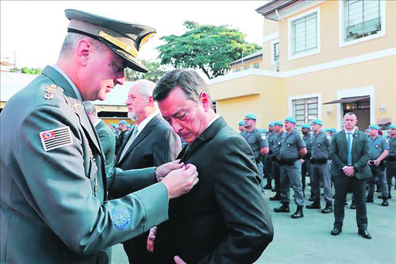 Presidente do TJSP é agraciado com medalhas da Polícia Militar