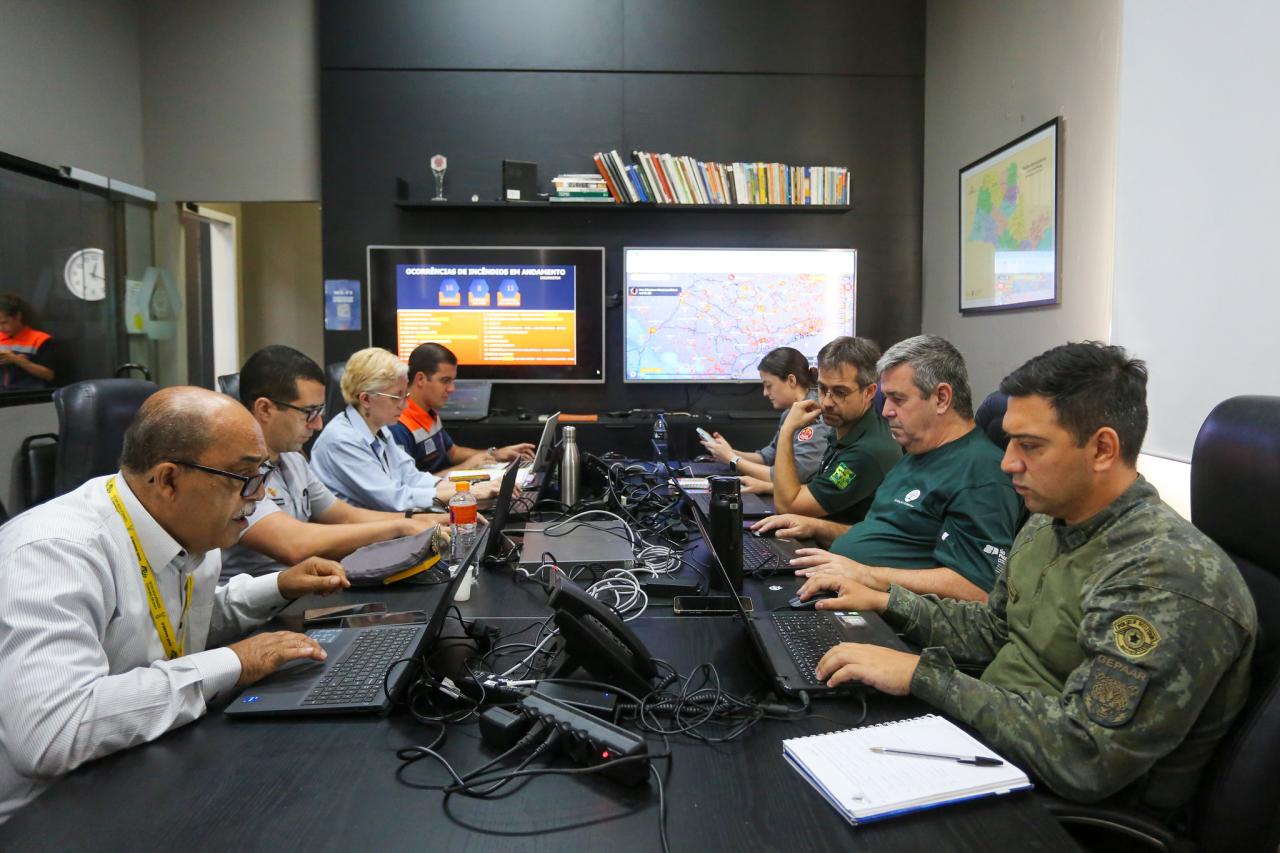 Governo de SP tem maior operação aérea da história no combate aos incêndios