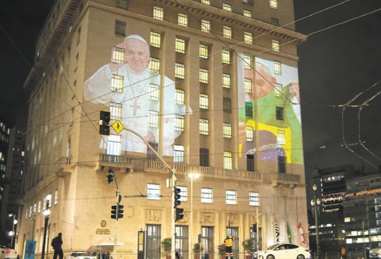 Prédio da Prefeitura recebe projeção em homenagem ao Papa Francisco
