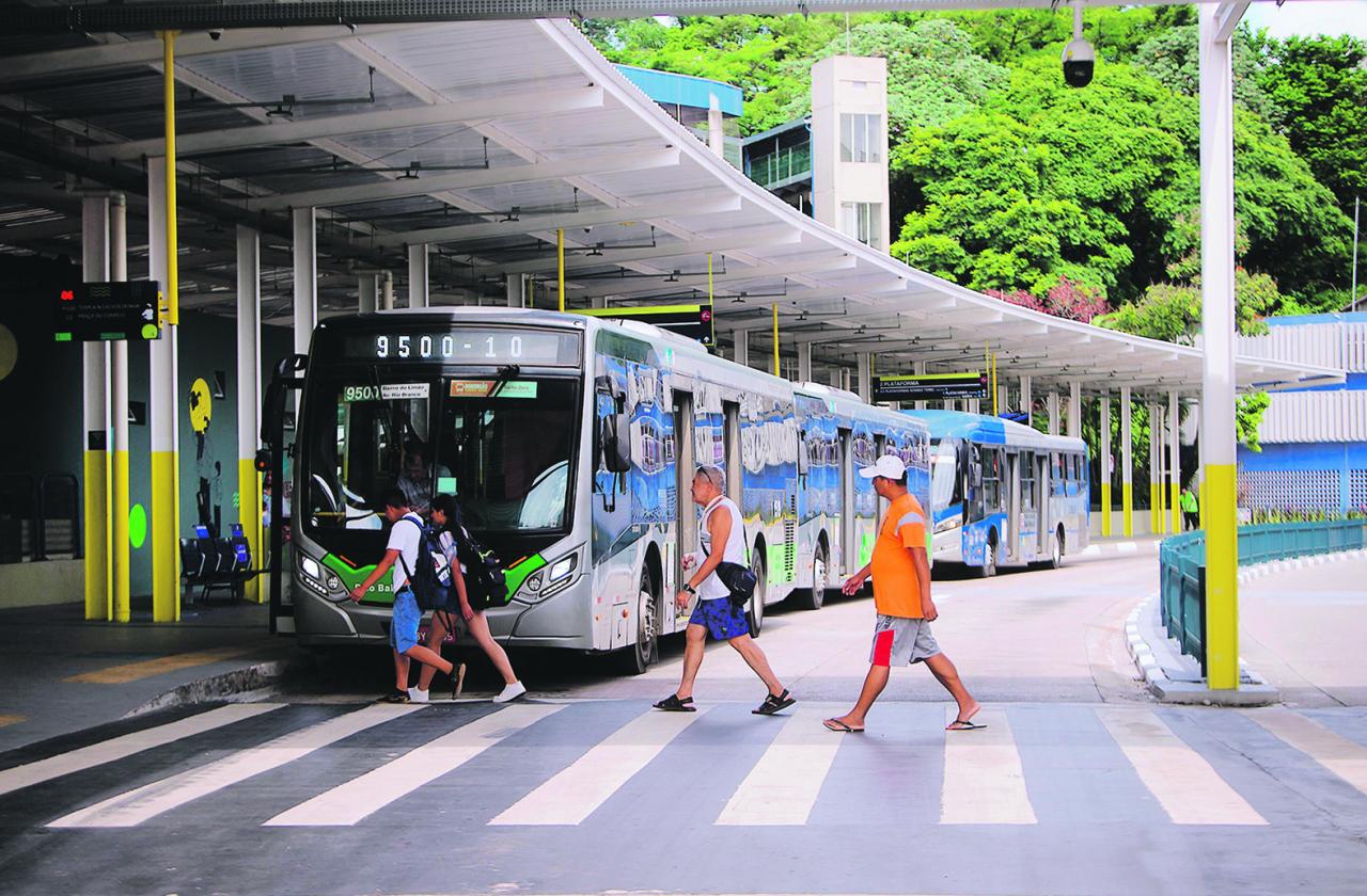 Prefeito participa da entrega de requalificação de Terminal Vila Nova Cachoeirinha e faz plantio de árvore
