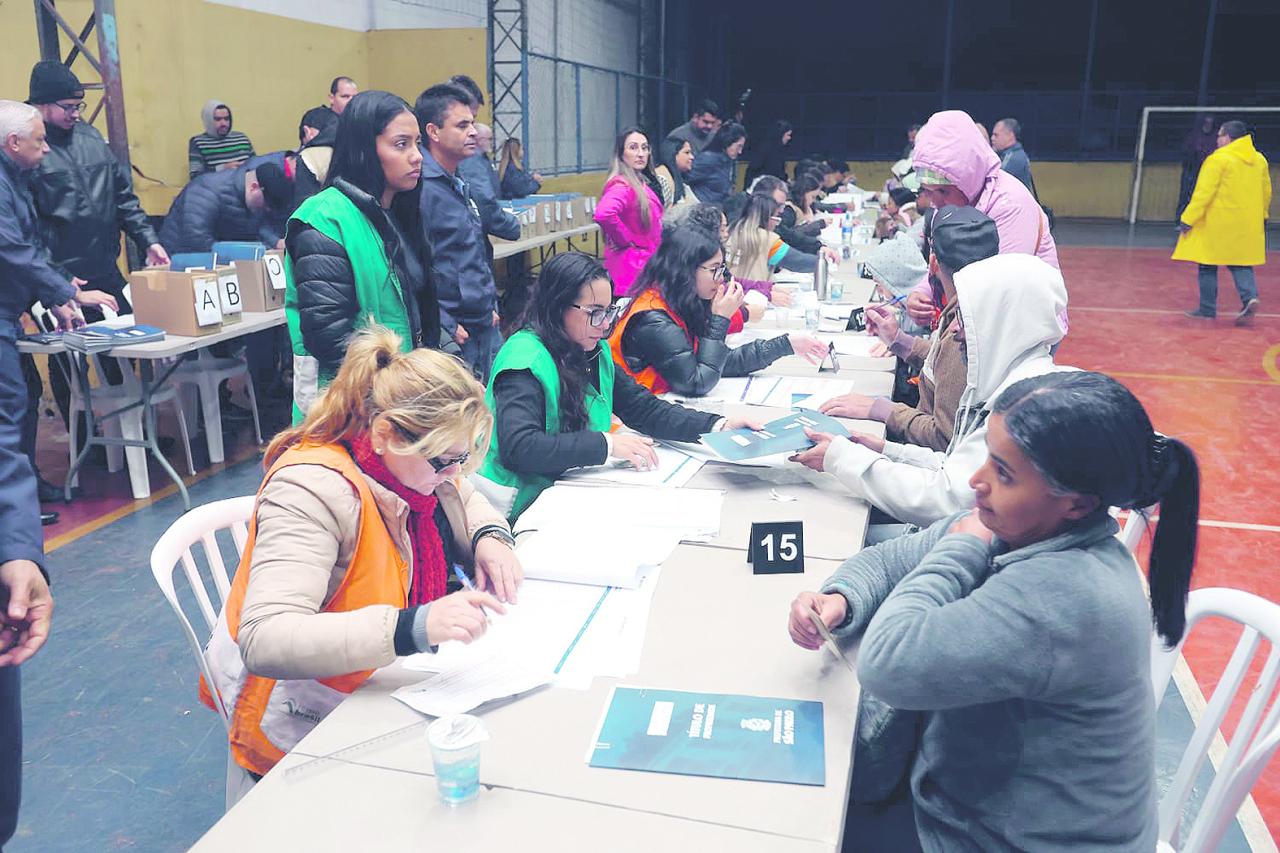 Prefeitura entrega mais de 1.200 documentos de posse de imóveis na Zona Leste