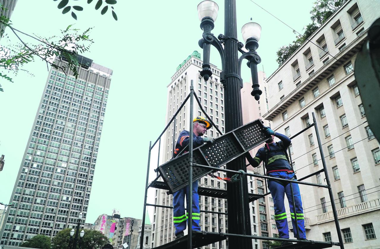Prefeitura restaura postes históricos do Centro com tecnologia 3D e técnicas artesanais para preservar a memória de São Paulo