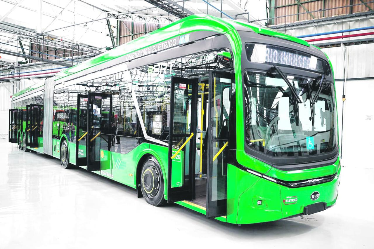 Prefeito apresenta primeiro ônibus elétrico superarticulado do sistema de transporte da capital