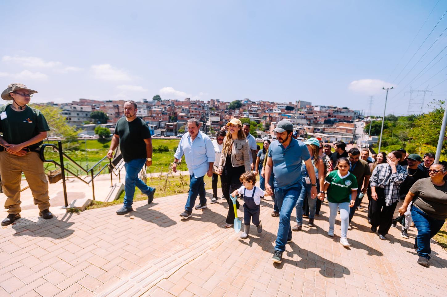 Ao lado da esposa Regina e do neto Ricardinho, prefeito Ricardo Nunes participa de plantio no Parque Prainha Pabreu