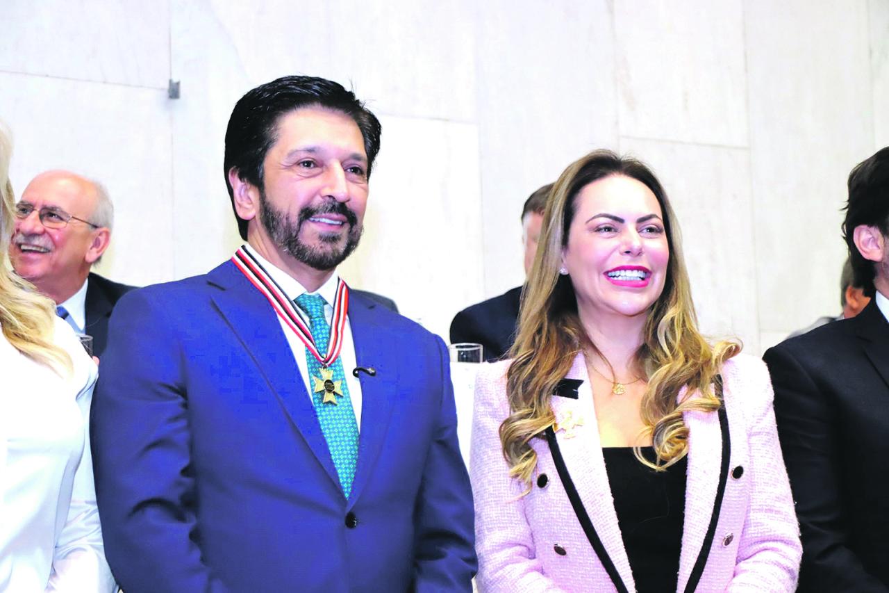 Deputada Carla Morando homenageia prefeito Ricardo Nunes com o Colar de Honra ao Mérito Legislativo na Alesp