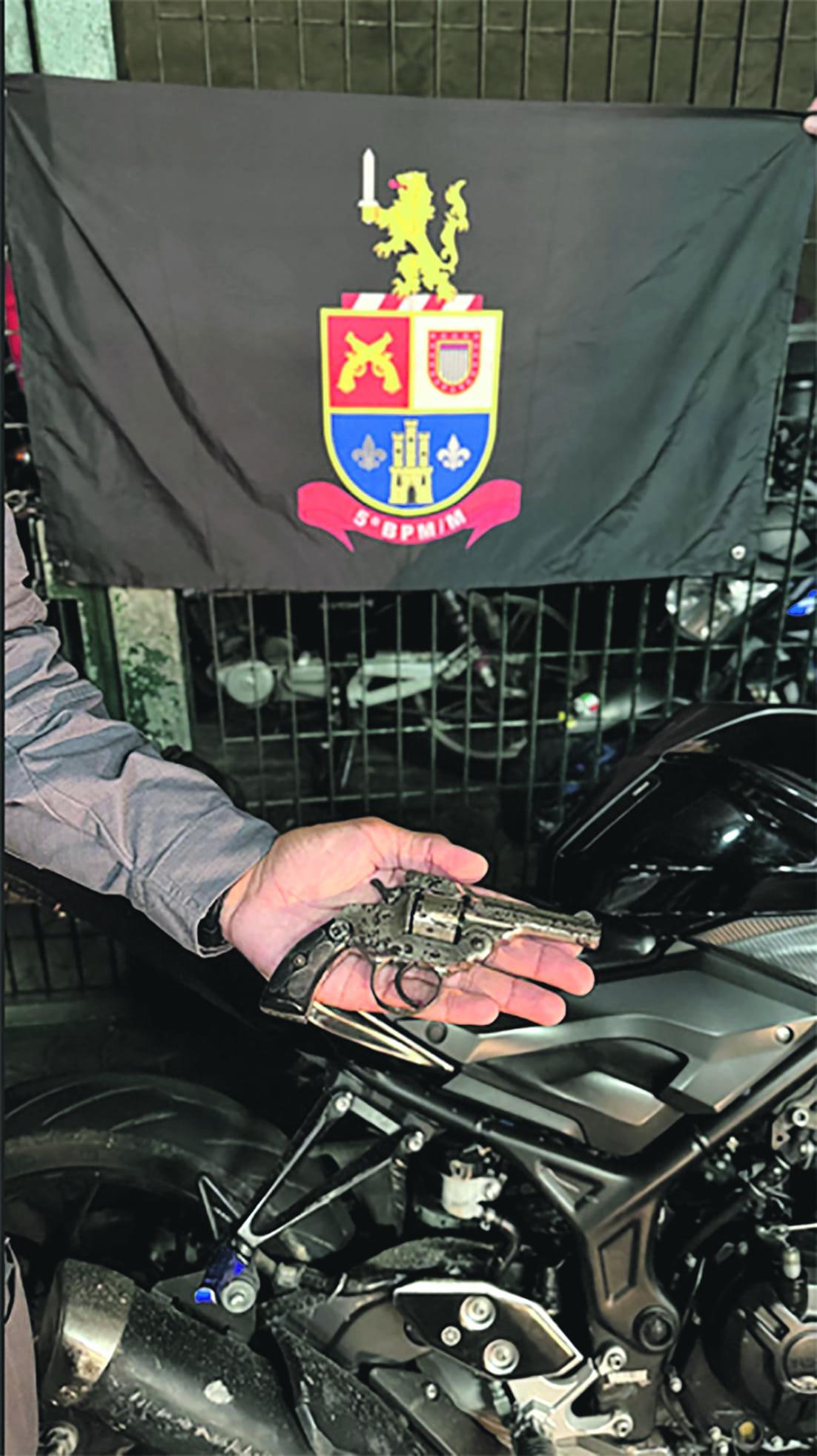 5º BPM/M prende dois criminosos por porte ilegal de arma de fogo e adulteração de veículo no Terminal Tietê