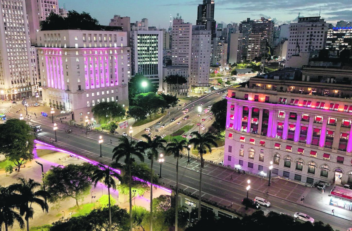 Prefeitura ilumina pontos históricos da cidade em homenagem ao Dia Internacional da Mulher