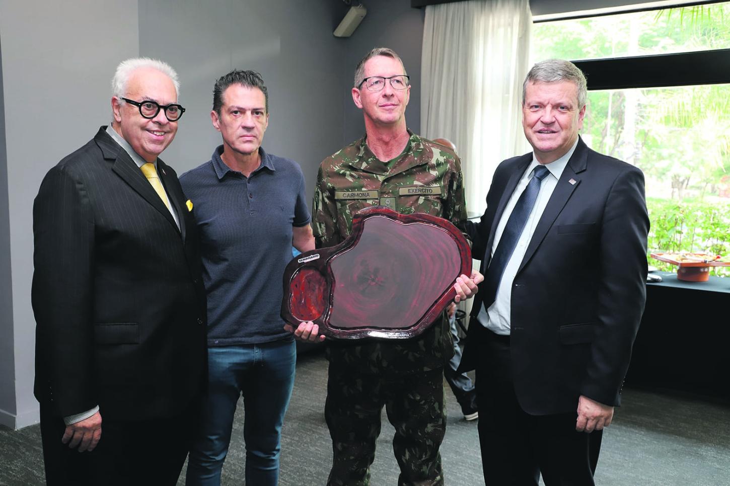 Semanário da Zona Norte promove almoço em homenagem às Forças Armadas