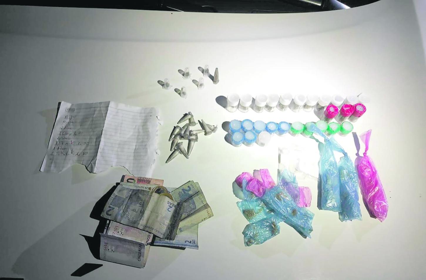 Equipes da 4ªCIA do 5ºBPM/M apreendem grande quantidade de drogas em área de tráfico