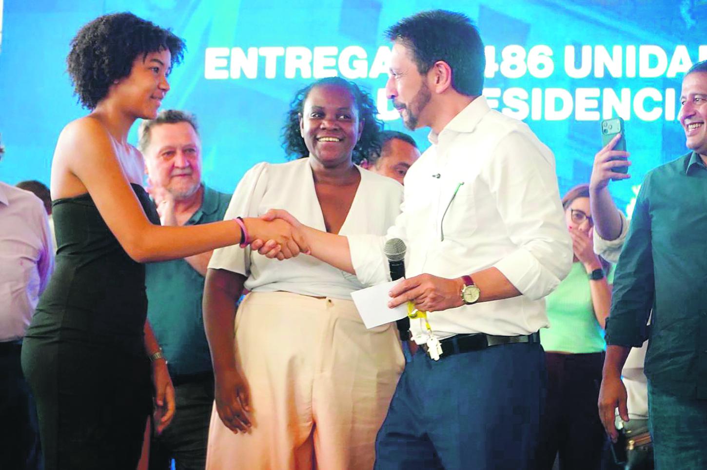 Prefeito Ricardo Nunes comemora entrega de 486 apartamentos em Pirituba, onde famílias deixaram áreas de risco