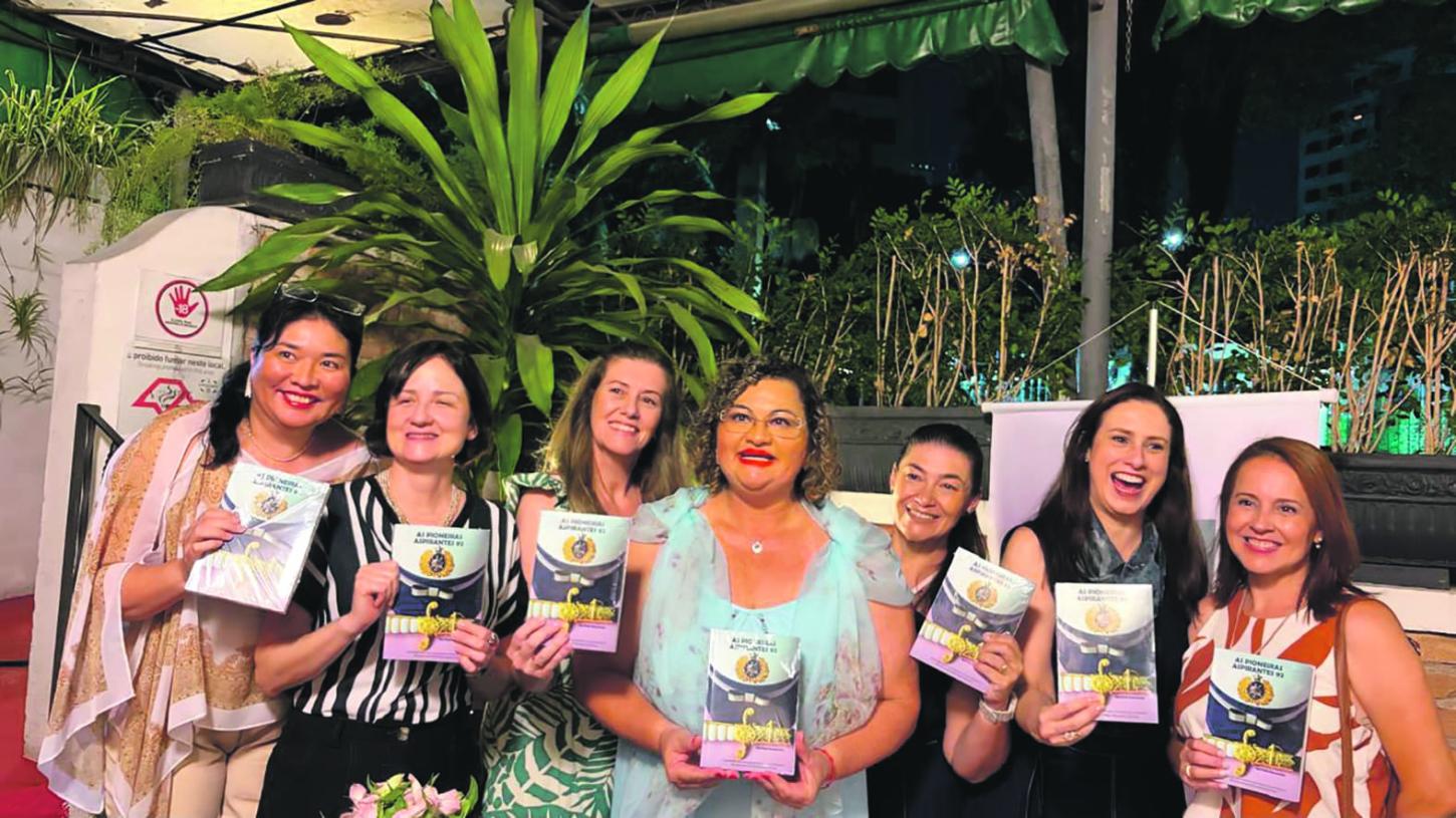 Noite de autógrafos marca a estreia literária da coronel Ana Paula Benevenuto
