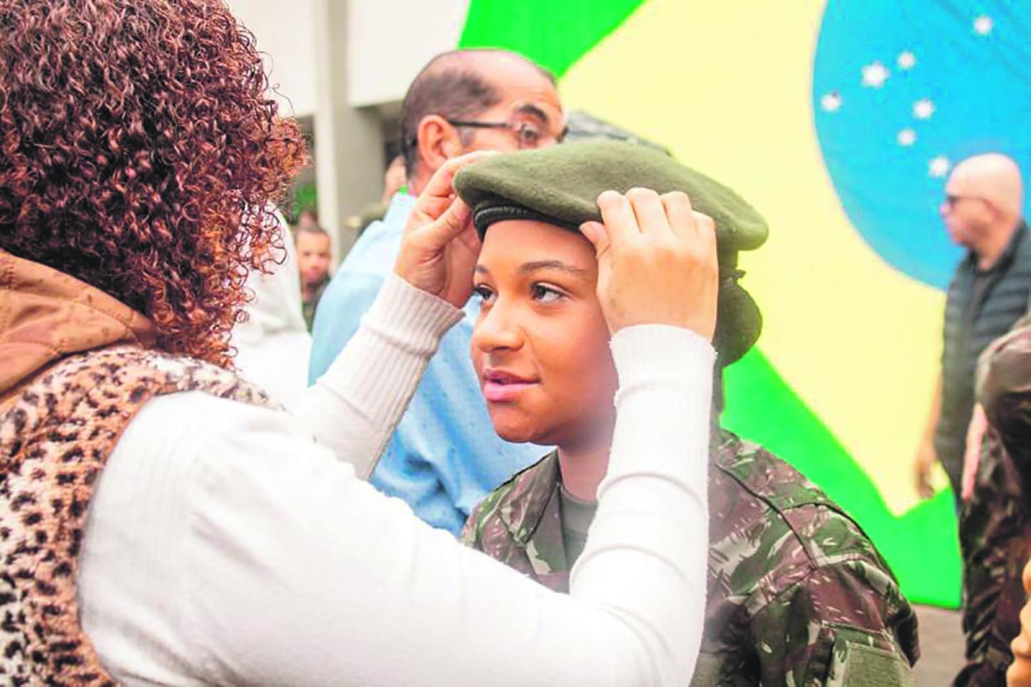 Pela primeira vez, soldados do segmento feminino recebem boina verde-oliva em SP