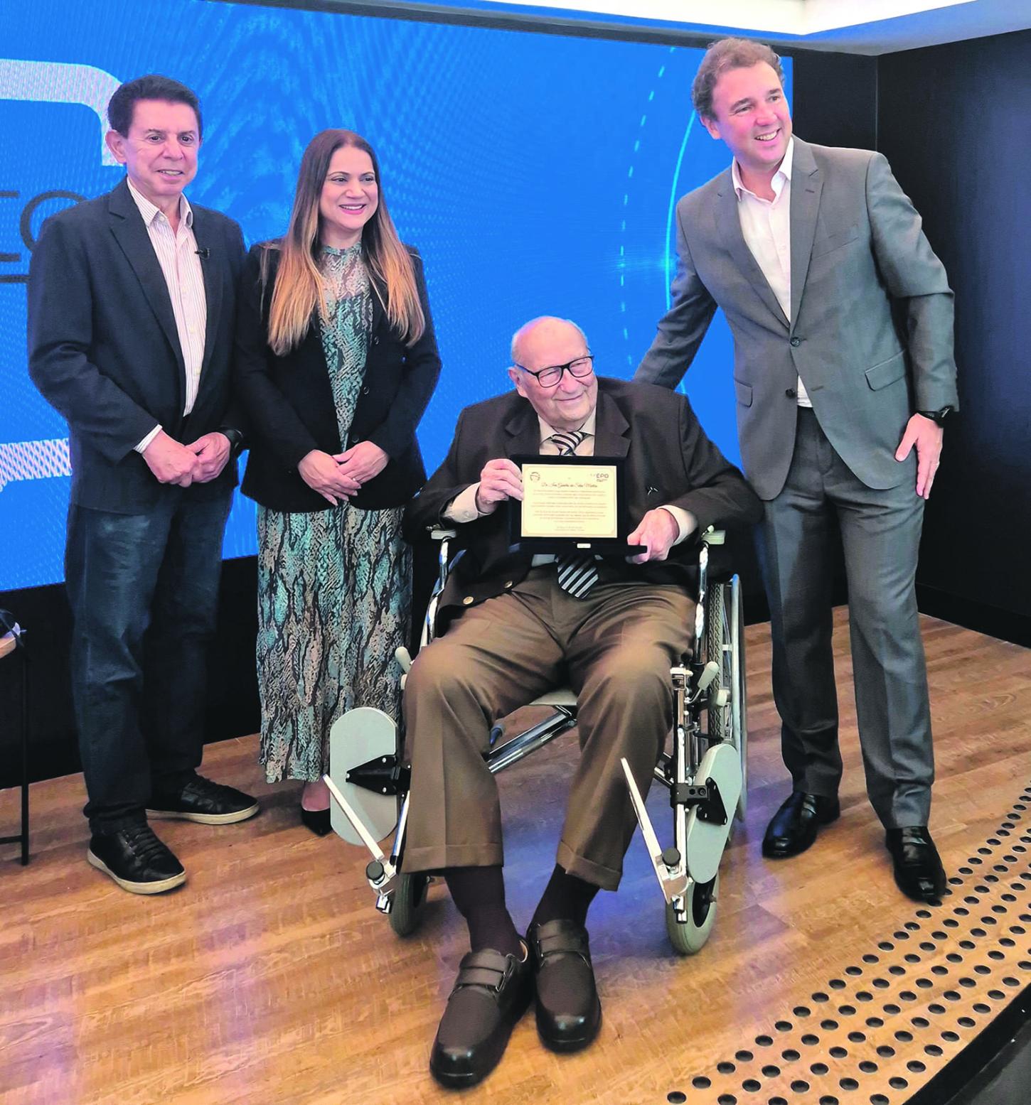 Professor e jurista Ives Gandra Martins foi homenageado na estreia do talk show jurídico 
