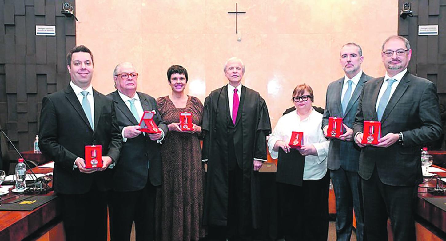 TRE-SP homenageia contribuições notáveis à Justiça Eleitoral com Medalha Mário Guimarães