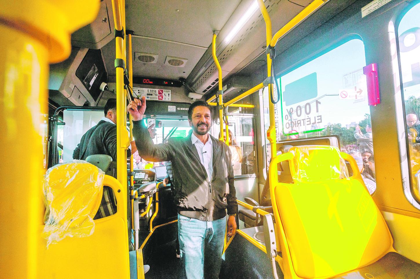 Ao entregar 500 novos ônibus elétricos, prefeito Ricardo Nunes destaca os “avanços gigantescos” no transporte coletivo de São Paulo